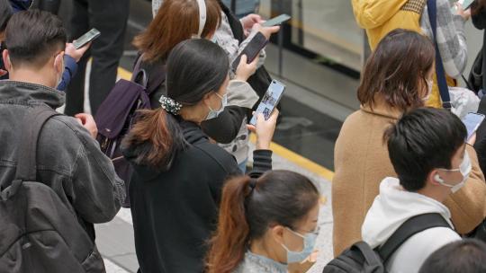 地铁站台排队等候上车的人群