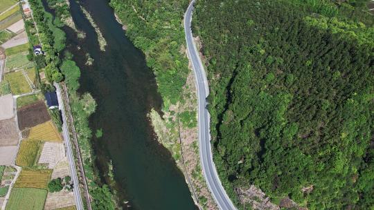 航拍俯瞰绿水青山和公路