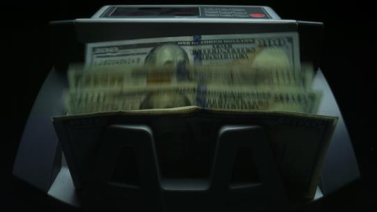 点钞机上的美元视频素材模板下载