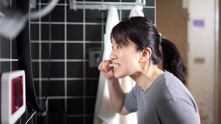 周末年轻都市女孩起床后卫生间洗漱