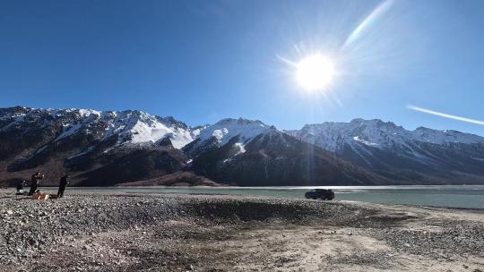 西藏然乌湖雪山河流道路车辆航拍