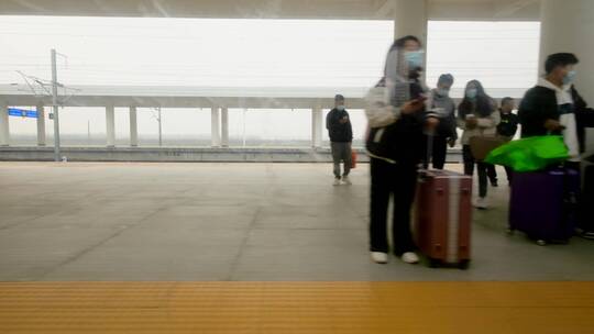 【4K60帧】火车站站台准备上车的旅客视频素材模板下载