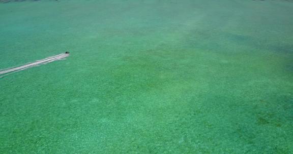 夏季白色天堂沙滩和水绿松石水的白天无人机抽象视图