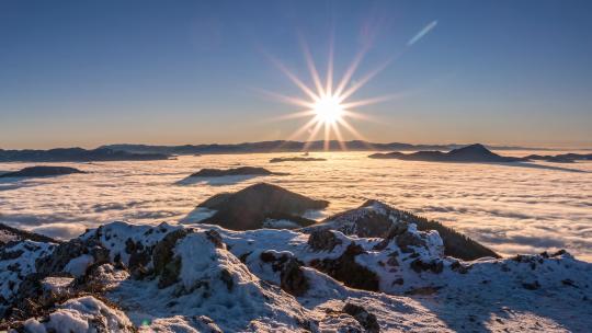 和平的日落冬季阿尔卑斯山冰冻的大自然视频素材模板下载