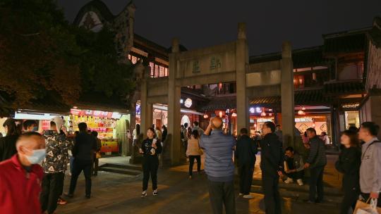 成都锦里景区商业街步行街夜景实时