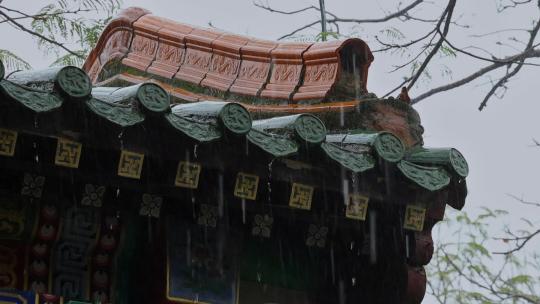 中式建筑屋檐雨滴雨天雨水雨景