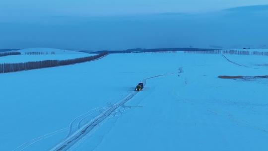 垦区田野冰雪道路上的汽车视频素材模板下载