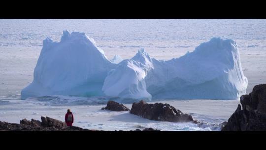 航拍美女拍摄冰山纽芬兰拉布拉多冰山巷