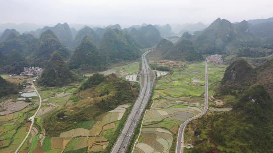 穿过喀斯特地貌的广西合那高速公路