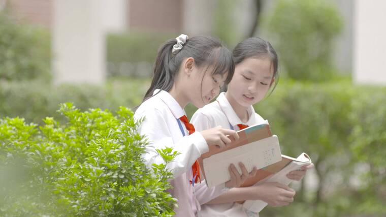 人像唯美校园初中学生认真看书读书校园一角