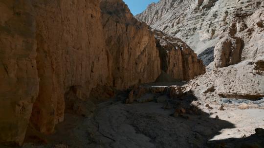 西藏旅游风光古格王朝遗迹札达土林峡谷河床视频素材模板下载