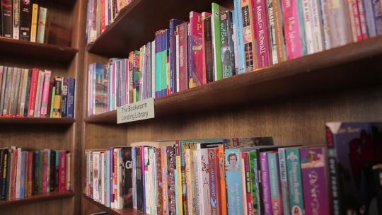 北京老书虫书店书柜看书学习图书