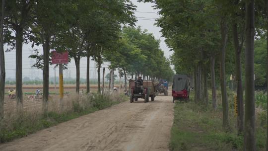 乡间道路上行驶的拖拉机高清视频