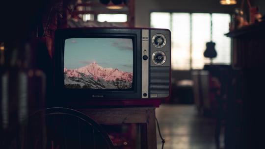 打开老电视机播放节目模板