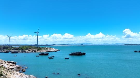 大海边风景航拍海岸线风光大海渔船风车蓝天