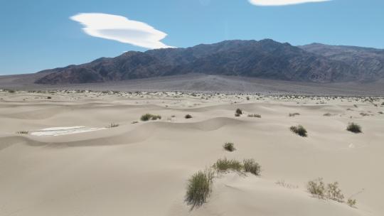 美国加利福尼亚州莫哈韦死亡谷梅斯基特平坦沙丘的鸟瞰图