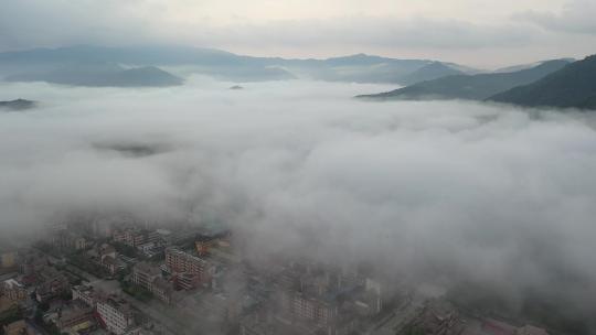 航拍层层云雾下的西盟佤族自治县城