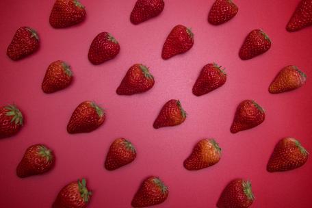 摆放整齐的草莓