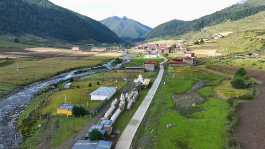 航拍川西高原贡嘎山乡上城子村藏式民居田园