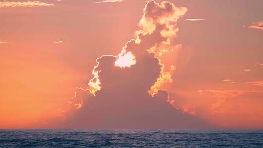 海南博鳌海边日出特写波光粼粼的海面