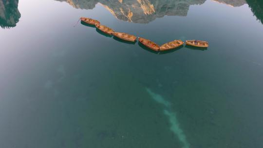 意大利布雷斯湖，水中倒映着山的木排船的电影拍摄