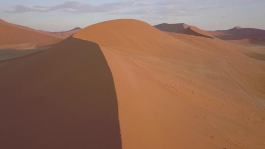 沙漠中沙丘的惊人景色