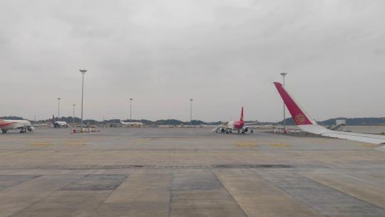 四川成都天府国际机场准备起飞的川航航班