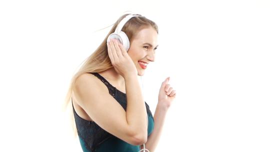 美女用耳机听音乐视频素材模板下载