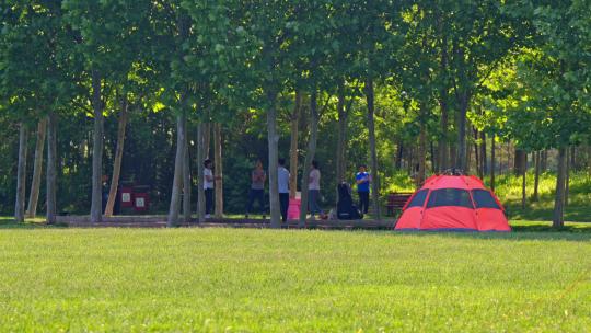 公园草坪儿童帐篷