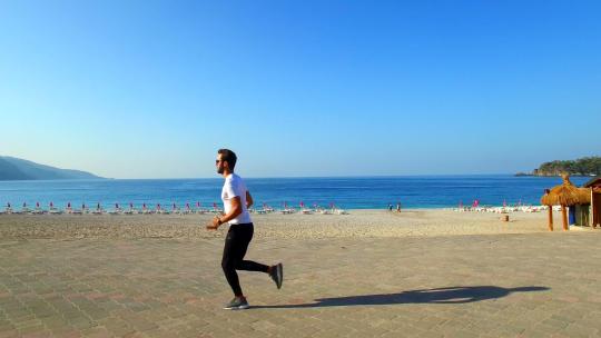 男人在沙滩跑步