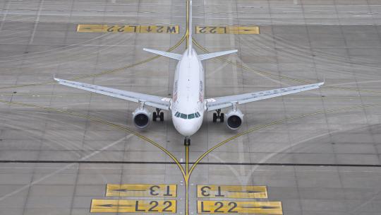 东方航空飞机在浦东机场跑道滑行