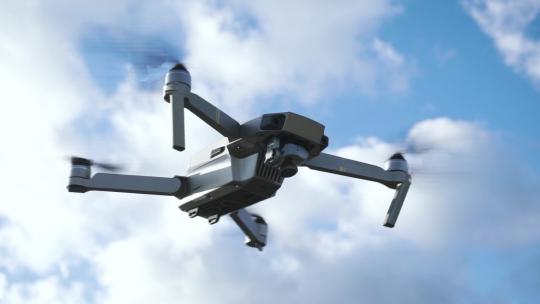 无人机在蓝天背景下飞行视频素材模板下载
