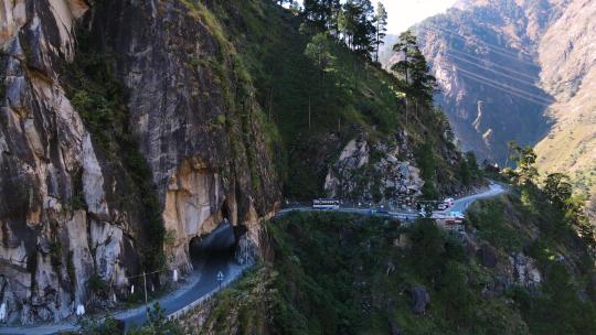 喜马拉雅邦斯皮提山谷印度最危险道路的鸟瞰图视频素材模板下载