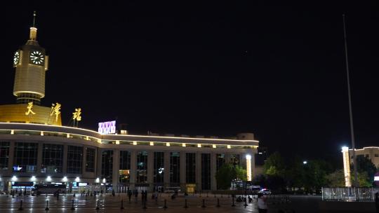 天津站夜景从右到左缓慢移动1080p
