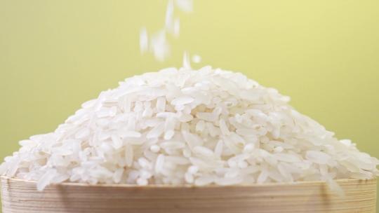 米粒儿自由散落在米堆上