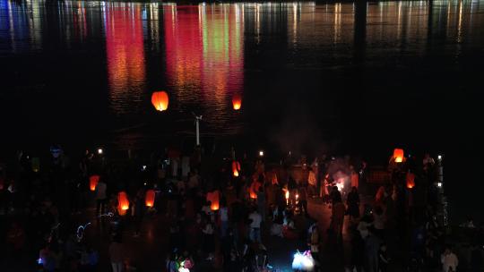 湖北襄阳中秋节夜晚燃放孔明灯祈福的人群