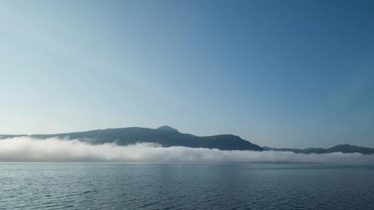 初秋清晨的湖泊雾早晨神秘