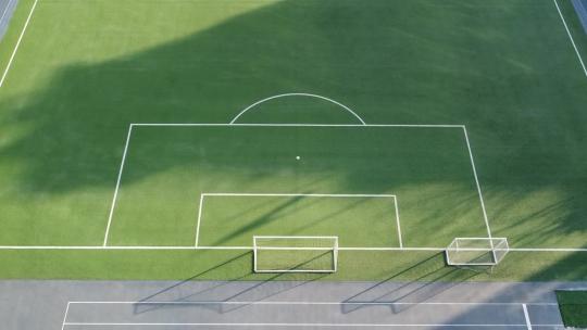 俯视足球场飞向踢足球的孩子们视频素材模板下载