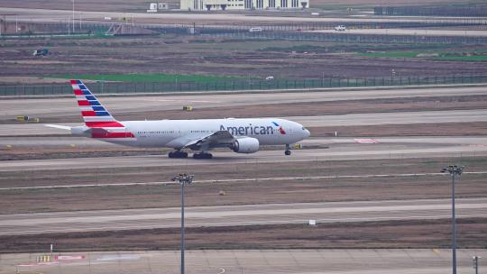 美国航空飞机在浦东机场跑道滑行视频素材模板下载