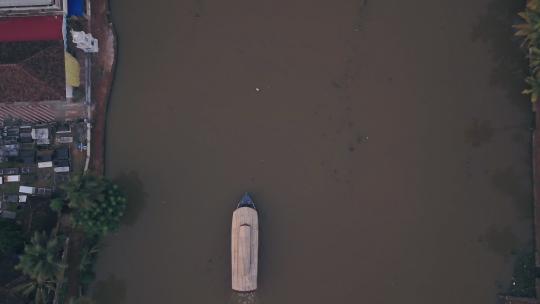 印度阿勒颇喀拉拉邦死水的船屋之旅。空中自上而下的无人机视图