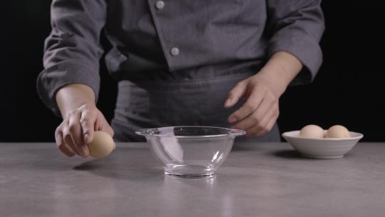 4K厨师往玻璃碗打鸡蛋特写