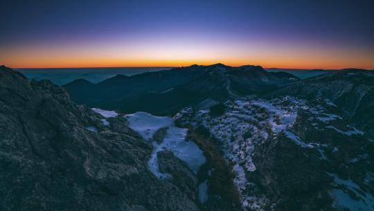 延时摄像黎明的高山