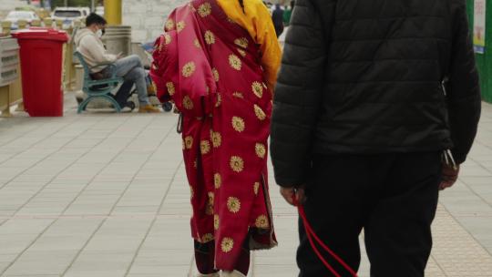 西藏布达拉宫路人行走慢动作