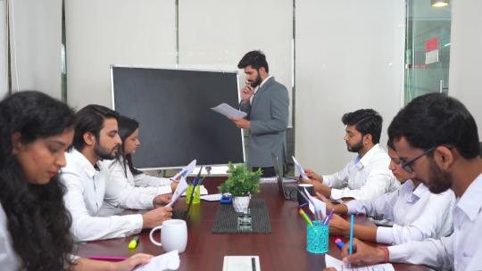 会议室内讨论会议