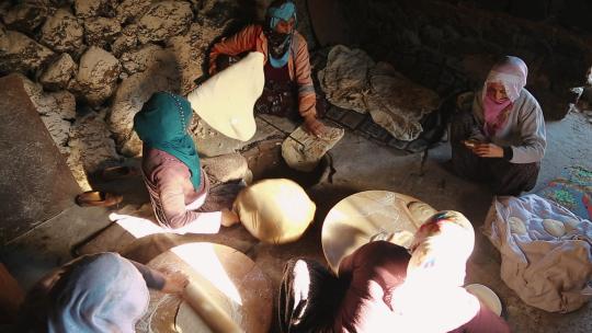 妇女们在做自制面包