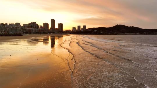 晚霞辉映下的海岸线海天一色美不胜收