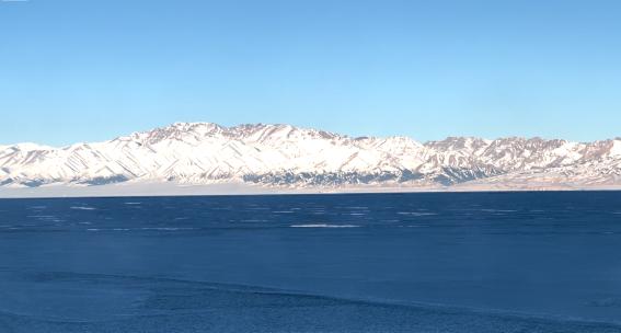 新疆冬天 雪山天山  冒热气的小水池