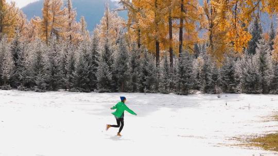 一个女人自由奔跑在雪地上
