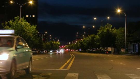 城市夜晚车流与人流