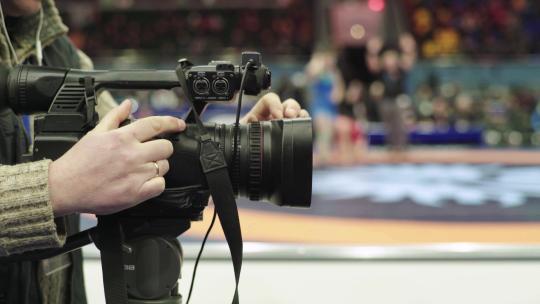 摔跤比赛中带照相机的摄影师。